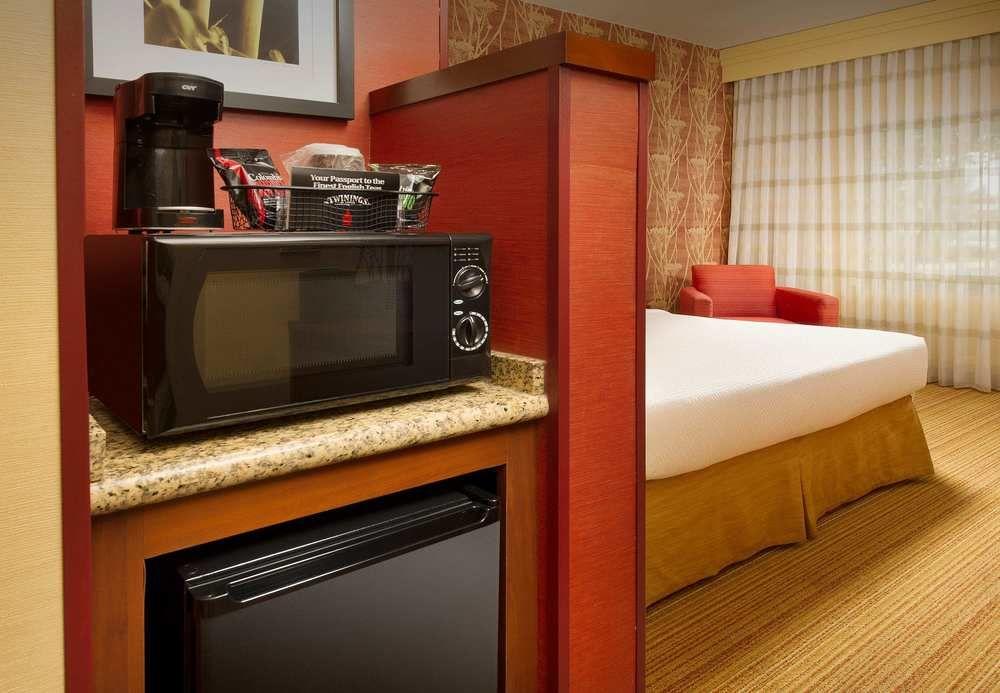 Courtyard By Marriott Waldorf Hotel Exterior foto